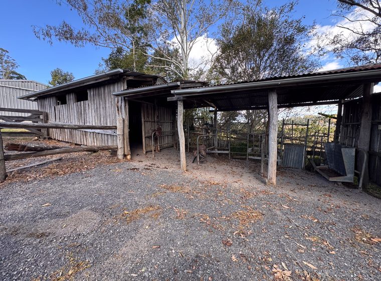 The open-sided barn structure and its hardstand